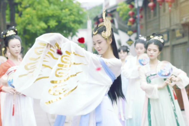 文君甄洛着服清淡不染凡尘;或如飞燕玉环花中牡丹不让群芳 文君甄洛着服清淡不染凡尘;或如飞燕玉环花中牡丹不让群芳