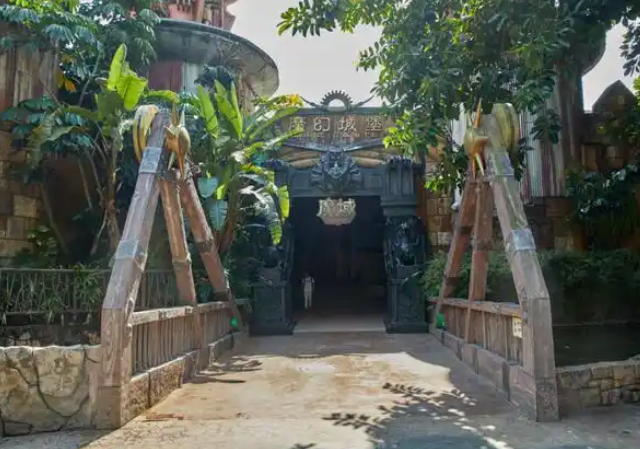 <b>越肩视角一起呈现瞄准光效更能够跟从转向对敌人进行瞄准</b>